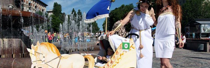 Silla de paseo disfrazada emulando una cuádriga en un festival ruso
